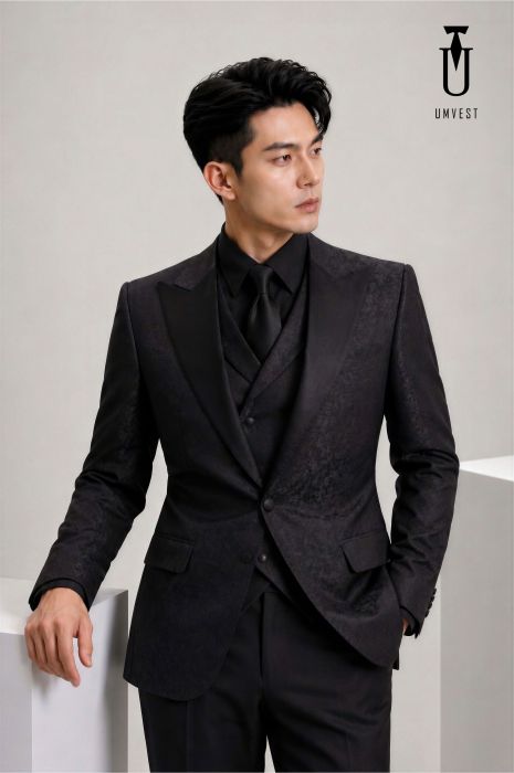 THUÊ TUXEDO UM ĐEN GẤM