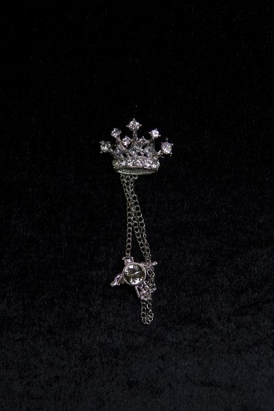 Ghim cài áo đẹp: Điểm nhấn tinh tế trong thời trang nam