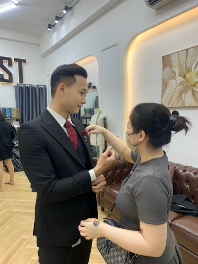 Chú rể da ngăm nên mặc vest màu gì?